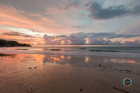 Sonnenuntergang am Strand von Phuket, Thailand