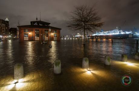 Überfluteter Hamburger Fischmarkt während des Sturms Xaver 2013
